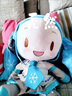 HKFZbilibili嗶哩嗶哩初音未來(lái)fufu公仔周邊抱枕fu雪花櫻花玩偶 現貨 初音未來(lái)[雪花款(無(wú)蝴蝶結)]50CM 曬單實(shí)拍圖