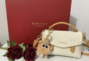 紀詩(shī)哲輕奢侈包包女包2025新款女士單肩斜挎手提包送老婆女友生日禮物 米白橙【公仔掛件】 品牌禮盒裝 曬單實(shí)拍圖