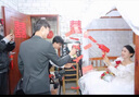 魔小宅【次日達(dá)】接親游戲道具噴錢玩具槍鈔票槍噴鈔機(jī)游戲結(jié)婚拍照道具 槍+300喜鈔+電池3個(gè)+龍鳳喜筷6雙 曬單實(shí)拍圖