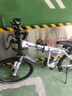 SANGPU折疊自行車成人山地車公路學(xué)生男變速賽車越野單車通勤城市代步女 旗艦-輻條-白黑【減震+厚輪胎】 24寸21速【適合身高150-170cm】 曬單實拍圖