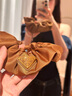 PRADA/普拉達(dá)【七夕禮物】女士徽標(biāo)飾Re-Nylon 再生尼龍發(fā)圈發(fā)飾 白蘭地色 曬單實(shí)拍圖