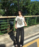哈魯?shù)弦蛔旨缍绦鋞恤女美式蝴蝶露肩夏季2025年新款斜肩寬松顯瘦上衣 米杏色（噴墨位置隨機） M （100-110） 曬單實拍圖