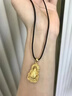 中國珠寶火焰觀(guān)音佛黃金項鏈男足金吊墜金佛掛繩生日紀念日禮物送老公男友 足金觀(guān)音吊墜+品牌禮盒 金重約2g，贈黑繩鏈 曬單實(shí)拍圖