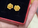 周六福（ZLF）  黃金耳飾女款足金999玫瑰花閃砂鏤空耳釘 計價(jià) 2.80g 曬單實(shí)拍圖