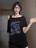 LDBE辣妹不規(guī)則設(shè)計感斜肩短袖T恤女2025新款夏季甜酷寬松露肩上衣潮 黑色 M 【100-120斤】 曬單實拍圖