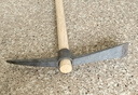 挖筍專(zhuān)用鋤頭新款鎬斧登山十字鎬小洋鎬戶(hù)外鋤頭軍鎬頭挖筍樹(shù)根多 鍛打1.3斤錳鋼十字鎬 曬單實(shí)拍圖