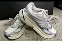 Saucony索康尼GUARD 2K復(fù)古跑鞋男女減震跑鞋透氣休閑鞋跑步運(yùn)動(dòng)鞋子 白銀5 45 曬單實(shí)拍圖