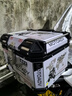 星騎俠裂行pcx160摩托車尾箱uy125uu鋁合金尾箱巧格i電動(dòng)車小牛n1后備箱 45L銀色版花+靠+車貼+不銹鋼底座 曬單實(shí)拍圖