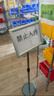 鳴固 立牌指示牌 不銹鋼告示牌標(biāo)識牌可旋轉(zhuǎn)引導(dǎo)牌水牌立式展示架 A4銀色直角 CW731547 曬單實拍圖