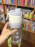 oktp噴霧水杯女2025新款夏天高顏值學(xué)生上學(xué)吸管杯子兒童噴水壺大容量 【贈背帶+立體貼】白灰780ml 曬單實(shí)拍圖