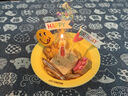 曇蓓漫寵物生日帽子圍兜可愛拍照裝飾口水巾字母圍巾狗狗小貓生日裝扮 【歡樂寵物生日套裝】 內(nèi)含：粉色圍兜+帽子 卡通蠟燭*5+愛心雨絲插牌*3 曬單實拍圖