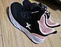 特步（XTEP）兒童童鞋女童小童時尚潮流休閑跑鞋 黑/浪漫粉 31碼 曬單實拍圖
