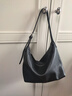 裘真【明星推薦】經(jīng)典hobo包植鞣牛皮腋下通勤休閑餃子女包 黑色-小號 小包/大包 曬單實(shí)拍圖