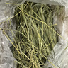 提摩西草烘干幼兔兔糧牧草干草 紫花苜蓿草飼料龍貓荷蘭豬磨牙草 提摩西草 500g/箱(適合6月以上) 曬單實拍圖