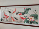 派旦仙夢(mèng)荷花九魚(yú)圖國(guó)畫(huà)新中式客廳裝飾畫(huà)沙發(fā)背景墻掛畫(huà)聚財(cái)高檔大氣壁畫(huà) 九魚(yú)聚財(cái) 50*120cm【適合1米左右沙發(fā)】 雅致紅木色實(shí)木框 高清微噴【實(shí)木外框+有機(jī)玻璃+高清畫(huà)芯】 曬單實(shí)拍圖