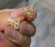 夢金園 18K金耳釘金750蝴蝶耳飾鏤空花絲彩金耳針?biāo)团焉斩Y物 曬單實(shí)拍圖