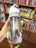 oktp噴霧水杯女2025新款夏天高顏值學(xué)生上學(xué)吸管杯子兒童噴水壺大容量 【贈背帶+立體貼】白灰780ml 曬單實(shí)拍圖