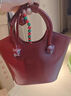桂岐櫻桃熱戀手提包包女2025新款設計感水桶包小眾百搭時(shí)尚單肩斜挎包 紅色菜籃子包包 曬單實(shí)拍圖