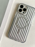 樊新優(yōu)客【行李箱條紋】磁吸無(wú)線充電適用iphone16pro手機(jī)殼蘋果15proMax個(gè)性14新款13加厚防摔防震保護(hù)套 灰色 【行李箱條紋，防摔防震】 iPhone 13 Pro Max 曬單實(shí)拍圖
