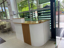 燕子高飛 公司前臺接待臺店鋪小型市服裝便利店柜臺商用奶茶店收銀臺 白色+淺柚木色格柵【雙層左拐】 150*50*100cm 曬單實(shí)拍圖