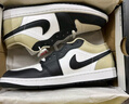 耐克（NIKE）Jordan官方耐克喬丹男子輕便AJ1板鞋秋季低幫緩震運動鞋553558 153山峰白/灰黑/藤黃 42.5 曬單實拍圖