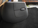 羅技（Logitech）MX Vertical無(wú)線藍(lán)牙鼠標(biāo) Lift人體工學(xué)垂直鼠標(biāo) 電腦辦公鼠標(biāo)充電三模鼠標(biāo)Mac 中大手多設(shè)備家用 MX Vertical黑色（帶優(yōu)聯(lián)接收器） 曬單實(shí)拍圖