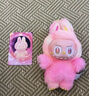 泡泡瑪特/POPMART 官方正品 labubu前方高能拉布布搪膠臉盲盒掛件毛絨手辦 【三代】全新單個(gè)盲盒概率隱藏 曬單實(shí)拍圖