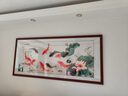 派旦仙夢(mèng)荷花九魚(yú)圖國(guó)畫(huà)新中式客廳裝飾畫(huà)沙發(fā)背景墻掛畫(huà)聚財(cái)高檔大氣壁畫(huà) 九魚(yú)聚財(cái) 50*120cm【適合1米左右沙發(fā)】 雅致紅木色實(shí)木框 高清微噴【實(shí)木外框+有機(jī)玻璃+高清畫(huà)芯】 曬單實(shí)拍圖