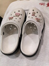 OPCROSS厚底洞洞鞋女款夏季百搭防臭防滑護士包頭拖鞋外穿涼鞋軟底沙灘鞋 白黑 櫻桃鞋花 39 標準運動(dòng)鞋碼 曬單實(shí)拍圖