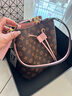 I.T DANKLES香港品牌真皮女包老花抽繩寬帶水桶包女通勤百搭斜挎包輕奢單肩包 粉色小號+官方防偽碼+購物小票 曬單實(shí)拍圖