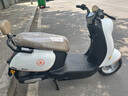 永久電動(dòng)摩托車(chē) 老國(guó)貨復(fù)古踏板長(zhǎng)續(xù)航智能解鎖通勤代步電動(dòng)車(chē)60V20Ah 天能電池【小龜系列 月釉白】 曬單實(shí)拍圖
