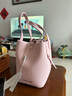 CHARLES&KEITH25秋新品簡約通勤手提水桶包菜籃子包七夕禮物CK2-10151518 Cotton Candy Pink棉花糖粉 S 曬單實拍圖