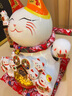 吉貓?zhí)谜胸斬垟[件開業(yè)大號自動搖手店鋪前臺家居客廳裝飾發(fā)財貓送禮禮品 31CM高【財源滾滾】搖手貓 【禮盒+坐墊+圍脖】電池插電兩用 曬單實拍圖