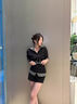 冶芷黑色假兩件polo衫正肩短袖t恤女夏季v領(lǐng)修身短款緊身收腰半袖上衣 假兩件撞色格紋T恤 S 曬單實(shí)拍圖