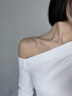 UR【HOT】2025秋季新款女裝休閑斜肩領(lǐng)褶皺修身T恤UWM450130 本白 S 曬單實(shí)拍圖