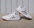 adidas ENTRAP美式校園風(fēng)低幫運動板鞋少年感復(fù)古籃球鞋阿迪達(dá)斯 白/金色   41 曬單實拍圖
