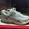 耐克（NIKE）官方 男子休閑運動跑步鞋ZOOM VOMERO 5 氣墊緩震防滑 HF0731-007 43 曬單實拍圖