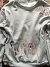 RGPX2025新款春秋中年女士衛(wèi)衣韓版文藝刺繡寬松圓領(lǐng)棉質(zhì)長(zhǎng)袖T恤上衣 819 秋冬季【灰色】加絨加厚 XL 建議【120-135斤】 曬單實(shí)拍圖
