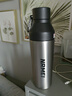 恩爾美（nRMEi）保溫保冷杯大容量316不銹鋼男女戶(hù)外騎行水壺單手速開(kāi)運動(dòng)水杯瓶 槍灰色750ml【316內膽+茶隔】 單手一鍵開(kāi)蓋+保溫保冷 曬單實(shí)拍圖