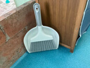 京厽桌面小掃把簸箕套裝組合迷你家用寵物小掃帚手持貓砂垃圾鏟子捎把 灰色大號 曬單實(shí)拍圖