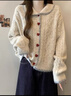 AEMAPE大碼胖mm秋冬季復古愛(ài)心扣慵懶風(fēng)娃娃領(lǐng)麻花毛衣女寬松針織衫外套 灰邊杏 M 建議100斤內 曬單實(shí)拍圖