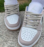 耐克（NIKE）Jordan官方喬丹時(shí)髦AJ1板鞋女子輕松假日風(fēng)運(yùn)動(dòng)鞋新款 IB8859 101白/礦石灰/白/柔粉/淡紫色 40.5 曬單實(shí)拍圖