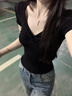 樂卡利黑色短袖t恤女上衣韓系扭結(jié)設(shè)計感小眾v領(lǐng)夏季純欲風辣妹修身短款 黑色M  推薦90-105斤 曬單實拍圖