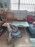 光明園迪燈桌一體兒童學習桌小學生書桌套裝可升降寫字桌課桌椅悅者120pro 悅者120 pro+A1-2卡其+藍椅套 曬單實拍圖