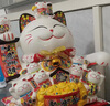 MPPMCK招財貓擺件開(kāi)業(yè)禮品店鋪收銀前臺自動(dòng)電動(dòng)搖手發(fā)財貓辦公桌公司 【鎮店之寶】32cm生意興隆招財貓 【禮盒+坐墊+圍脖】電池插電兩用 曬單實(shí)拍圖