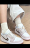耐克（NIKE）Jordan官方喬丹時(shí)髦AJ1板鞋女子輕松假日風(fēng)運動(dòng)鞋新款 IB8859 101白/礦石灰/白/柔粉/淡紫色 42 曬單實(shí)拍圖