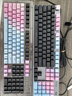 羅技（Logitech）G502 HERO+K845 電競游戲鼠標(biāo) G502HERO阿卡麗貼紙款鼠標(biāo)  K845有線機(jī)械鍵盤 游戲鍵鼠套裝 K845青軸+G502+魅影藍(lán)鍵帽+貼紙+鼠標(biāo)墊 曬單實(shí)拍圖