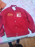 美式山茶花刺繡棒球棉服男女外套學(xué)院風(fēng)飛行員夾克潮男秋冬季上衣 大紅色 呢子褂 67759 M (170) 95斤左右下滑看尺碼表 曬單實(shí)拍圖