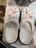 OPCROSS厚底洞洞鞋女款夏季百搭防臭防滑護士包頭拖鞋外穿涼鞋軟底沙灘鞋 白黑 櫻桃鞋花 39 標準運動(dòng)鞋碼 曬單實(shí)拍圖