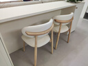 御梵森輕奢北歐設計師實(shí)木餐椅家用現代原木布藝餐椅咖啡餐廳靠背椅子 奶油白+原木色腿 曬單實(shí)拍圖